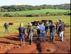 Grupo em visita a propriedade da família Hammes.